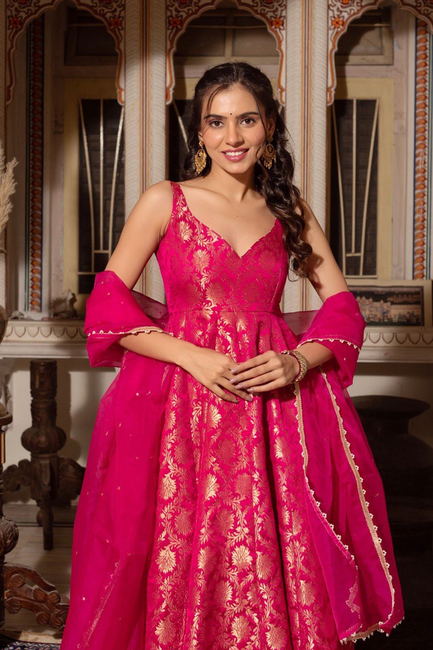 Graceful Dark Pink Jacquard Silk Pant and Dupatta Set Featuring Traditional Elegance - Jaipuri Vastra
